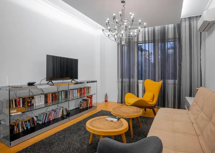 Central Luxurious 2 Bd Flat Near Ndk